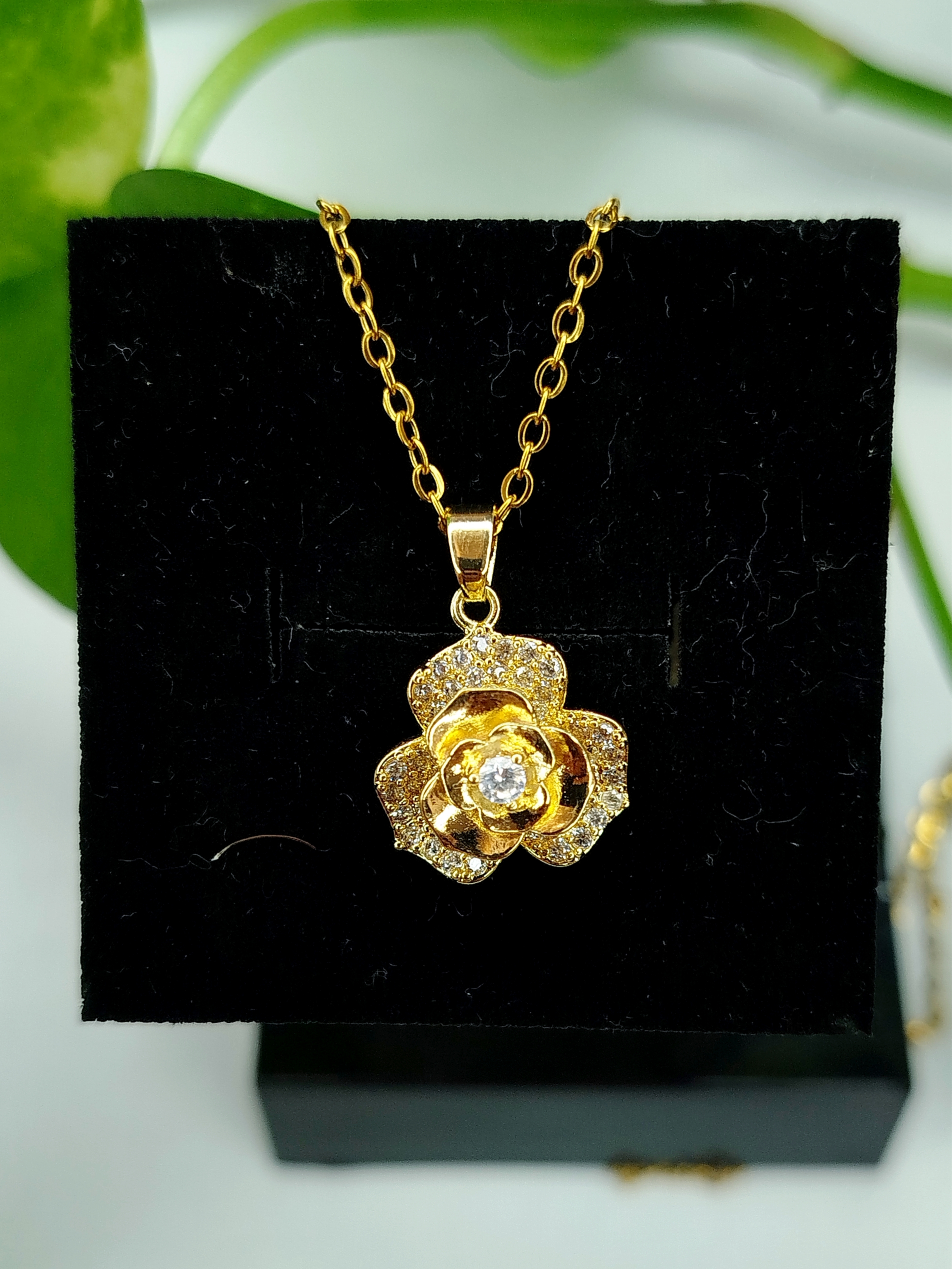 گردنبد گل طلایی زنانه
